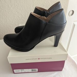 NWB Women's Naturalizer Ankle Boots 9
